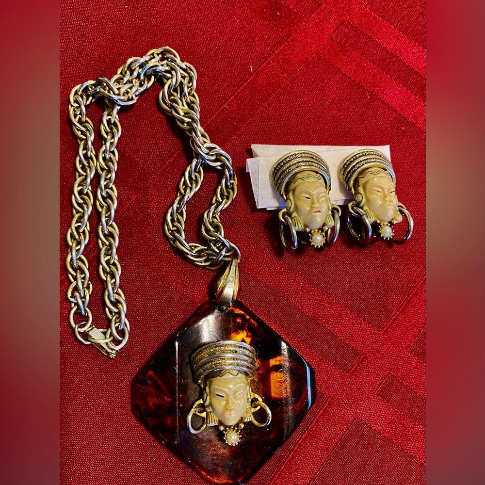 40's Vintage necklace and earrings.